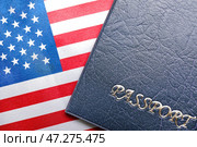 Паспорт на флаге США, крупным планом. Концепция иммиграции. Стоковое фото, фотограф Pixel_shot / Фотобанк Лори