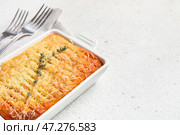Блюдо для выпечки с вкусным пастушьим пирогом на светлом фоне, крупным планом. Стоковое фото, фотограф Pixel_shot / Фотобанк Лори