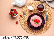 Композиция с вкусными блинчиками, клубникой, сметаной и чаем на столе. Стоковое фото, фотограф Pixel_shot / Фотобанк Лори