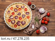 Композиция с блюдом для запекания вкусной итальянской фокаччи и овощей на деревянном фоне. Стоковое фото, фотограф Pixel_shot / Фотобанк Лори