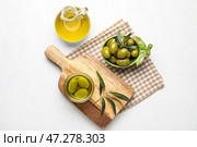 Композиция с графином масла и оливками на светлом фоне. Стоковое фото, фотограф Pixel_shot / Фотобанк Лори