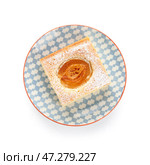 Тарелка с кусочком вкусного абрикосового пирога на белом фоне. Стоковое фото, фотограф Pixel_shot / Фотобанк Лори
