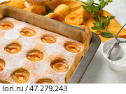 Противень с вкусным абрикосовым пирогом на столе, крупным планом. Стоковое фото, фотограф Pixel_shot / Фотобанк Лори