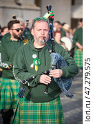 St. Patrick's day celebration parade - musicians in Irish kilts with bagpipes marching in the street (2024 год). Редакционное фото, фотограф Дмитрий Рухленко / Фотобанк Лори