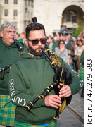 St. Patrick's day celebration parade - musicians in Irish kilts with bagpipes marching in the street (2024 год). Редакционное фото, фотограф Дмитрий Рухленко / Фотобанк Лори