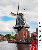 Old windmill de Adrian in Haarlem, Netherlands (2022 год). Редакционное фото, фотограф Яков Филимонов / Фотобанк Лори