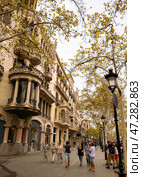 Passage de Gracia avenue with its architectural buildings and shopping centers (2023 год). Редакционное фото, фотограф Яков Филимонов / Фотобанк Лори