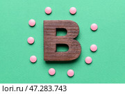Таблетки витамина В на цветном фоне. Стоковое фото, фотограф Pixel_shot / Фотобанк Лори