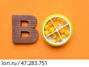 Таблетки витамина В на цветном фоне. Стоковое фото, фотограф Pixel_shot / Фотобанк Лори
