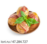 Тарелка вкусного печеного картофеля с беконом на белом фоне. Стоковое фото, фотограф Pixel_shot / Фотобанк Лори