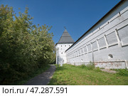 Западная башня и стена Новоспасского монастыря в Москве, Россия (2024 год). Стоковое фото, фотограф Елена Коромыслова / Фотобанк Лори