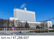 Дом правительства Российской Федерации в солнечный мартовский день. Вид с Краснопресненской набережной. Город Москва. Редакционное фото, фотограф Владимир Устенко / Фотобанк Лори