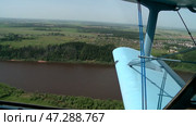 view from the cockpit of the AN-2 aircraft in the summer. Стоковое видео, видеограф Алексей Сергеев / Фотобанк Лори