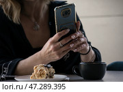 Бизнес-завтрак. Женщина работает с телефоном в кофейне. Стоковое фото, фотограф Олеся Иноземцева / Фотобанк Лори