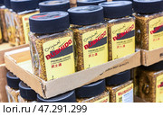 Японский кофе Bushido продается на полке супермаркета. Редакционное фото, фотограф FotograFF / Фотобанк Лори