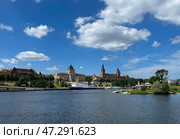 Szczecin, Poland - June, 26, 2023: Щецин, Польша, 2023 г.: Вид на Щецин на Одере. Вали Хробрего на набережной Одры. Здания HakenTerrasse времен Пруссии. Szczecin, Poland, 2023: View over Szczecin on the Oder. Waly Chrobrego on the Odra waterfront. HakenTerrasse buildings from the times of Prussia. Редакционное фото, фотограф Александр Рыбалка / Фотобанк Лори