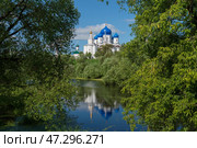 Bogolyubsky Monastery of the Nativity of the Virgin is a female Orthodox monastery on the banks of the Monastic Pond on a sunny summer day, Bogolyubovo, Suzdal district, Vladimir region, Russia. Стоковое фото, фотограф Ula Ulachka / Фотобанк Лори