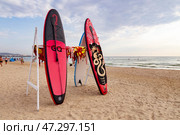 Доски для плавания и спасательные жилеты (Сап, Sup Board) на песчаном пляже города-курорта Анапа. Поселок Джемете, Краснодарский край. Россия (2024 год) Редакционное фото, фотограф Юлия Кутыгина / Фотобанк Лори