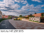 Tula, Russia, 24 July 2024. Proletarskaya embankment of the river Upa. Kremlin wall and Kazan embankment and park in the historical part of Tula near the Kremlin. Редакционное фото, фотограф Оксана Медведева / Фотобанк Лори