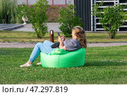 Tula, Russia, 24 July 2024. People relaxing in the evening on the Proletarskaya embankment of the river Upa. Kremlin wall and Kazan embankment and park in the historical part of Tula near the Kremlin. Редакционное фото, фотограф Оксана Медведева / Фотобанк Лори