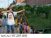 Tula, Russia, 24 July 2024. People relaxing in the evening on the Proletarskaya embankment of the river Upa. Kremlin wall and Kazan embankment and park in the historical part of Tula near the Kremlin. Редакционное фото, фотограф Оксана Медведева / Фотобанк Лори