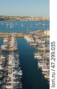Aerial view of Cascais marina with Cascais cityscape. Стоковое видео, видеограф Дмитрий Рухленко / Фотобанк Лори