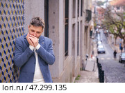 Man plays harmonica outdoors in city street. Стоковое фото, фотограф Дмитрий Рухленко / Фотобанк Лори