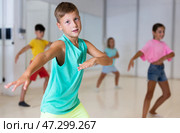 Tween boy training movements of vigorous dance in choreographical studio. Стоковое фото, фотограф Яков Филимонов / Фотобанк Лори