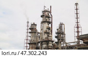 chemical plant works in summer. Стоковое видео, видеограф Алексей Сергеев / Фотобанк Лори
