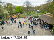 Lisse, Netherlands - April 17, 2019: Numerous people walk in a Keukenhof park. Редакционное фото, фотограф Irina Kuchugurina/Gaudy / Фотобанк Лори