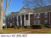 Hugh R. Monro Hall named for second President of Board of Trustees and head of Montclair National Bank, houses 10th-12th grade boys and Development and Alumni Relations Office. Stony Brook, NY, United States. Редакционное фото, фотограф Валерия Попова / Фотобанк Лори
