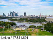 Вид на небоскребы ММДЦ «Москва-Сити» и Большую спортивную арену олимпийского комплекса "Лужники" со смотровой площадки на Воробьевых Горах. Город Москва (2024 год). Стоковое фото, фотограф Александр Тараканов / Фотобанк Лори