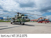 Два российских вертолета Ми-8МТВ-5 (RF-90673) и  Ми-8АМТШ-ВА (RF-04413) на авиашоу МАКС-2017. Жуковский (2022 год). Редакционное фото, фотограф Виктор Карасев / Фотобанк Лори