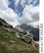 Scenic view of Dhauladhar range covered with snow and clouds. Overcast weather in the Indian Himalayas. Triund trek, Dharamsala, Himachal Pradesh, India. (2024 год). Стоковое фото, фотограф Лариса Потехина / Фотобанк Лори