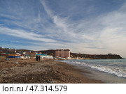 Пляж Черного моря в Джубге, октябрь. Курортный поселок Краснодарского края (2010 год). Редакционное фото, фотограф Дорощенко Элла / Фотобанк Лори