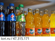 Pepsi, 7 up, Fanta. Competing brand Glass soda bottles on shelf, selective focus. Bishkek, Kyrgyzstan - 26 May 2023. Редакционное фото, фотограф Екатерина Якименко / Фотобанк Лори