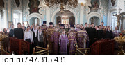 Общая фотография общины в Николо-Архангельском храме Балашихи после литургии. Редакционное фото, фотограф Дмитрий Неумоин / Фотобанк Лори