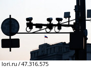 Камеры видеофиксации нарушений ПДД на фоне здания Государственной Думы Российской федерации в центре города Москвы, Россия (2017 год). Редакционное фото, фотограф Николай Винокуров / Фотобанк Лори