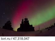 Яркое красное и зеленое северное сияние над храмами. Село Ворзогоры, Онежский район Архангельская область. Стоковое фото, фотограф Яковлев Сергей / Фотобанк Лори