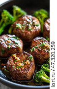 Searing succulent garlic butter steak bites with roasted broccoli for a delicious keto meal. Стоковое AI-изображение, AI-художник 123 12 / Фотобанк Лори