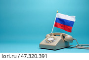 Белый телефон с флагом России, концепция телефонного звонка для переговоров. Стоковое AI-изображение, AI-художник Илья Старков / Фотобанк Лори