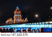 Гостиница «Рэдиссон Коллекшен, Москва»" (Украина") на фоне Новоарбатского моста. Россия. Москва. Редакционное фото, фотограф Ярославский Максим / Фотобанк Лори