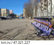 Место парковки электросамокатов. 9-ая Парковая улица. Район Измайлово. Москва. Редакционное фото, фотограф lana1501 / Фотобанк Лори