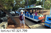 Туристический паровозик на побережье Адриатического моря в Хорватии. Май. Tourist train on the Adriatic coast in Croatia. May. Редакционное видео, видеограф Горшков Александр / Фотобанк Лори