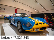Гоночная машина Феррари 250 GTO 1964 г. в цветах города Модена в музее Энцо Феррари в Модена, Италия (2019 год). Редакционное фото, фотограф Сергей Веселовский / Фотобанк Лори
