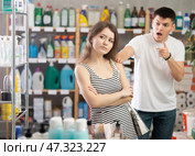 Guy yells at girl and reproaches her. Conflict during shopping, family disagreements. Стоковое фото, фотограф Яков Филимонов / Фотобанк Лори