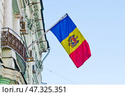 Флаг на здании посольства Республики Молдова в Российской Федерации. Улица Кузнецкий Мост, 18/7. Москва. Редакционное фото, фотограф E. O. / Фотобанк Лори