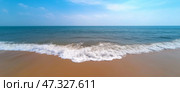 Gentle ocean waves lapping against a serene sandy beach under a clear blue sky. Мягкие волны плавно накатывают на безмятежный песчаный пляж, создавая умиротворяющую атмосферу. Сцена передает суть релаксации в красивой прибрежной обстановке. Стоковое AI-изображение, AI-художник Katsiaryna Repich / Фотобанк Лори