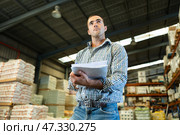 Man making stock control in warehouse. Стоковое фото, фотограф Яков Филимонов / Фотобанк Лори