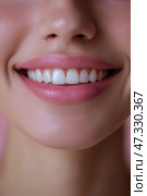 Bright smile with perfect teeth captured in a warm indoor setting. Крупным планом показана улыбающаяся женщина с идеально выровненными белыми зубами. Естественный цвет губ подчеркивает ее жизнерадостное выражение лица при мягком освещении. Стоковое AI-изображение, AI-художник Katsiaryna Repich / Фотобанк Лори